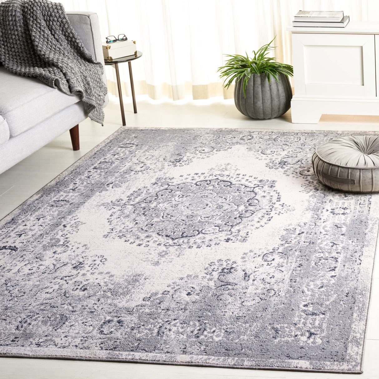 SAFAVIEH Odyssey Nagihan Shabby Chic Oriental Rug