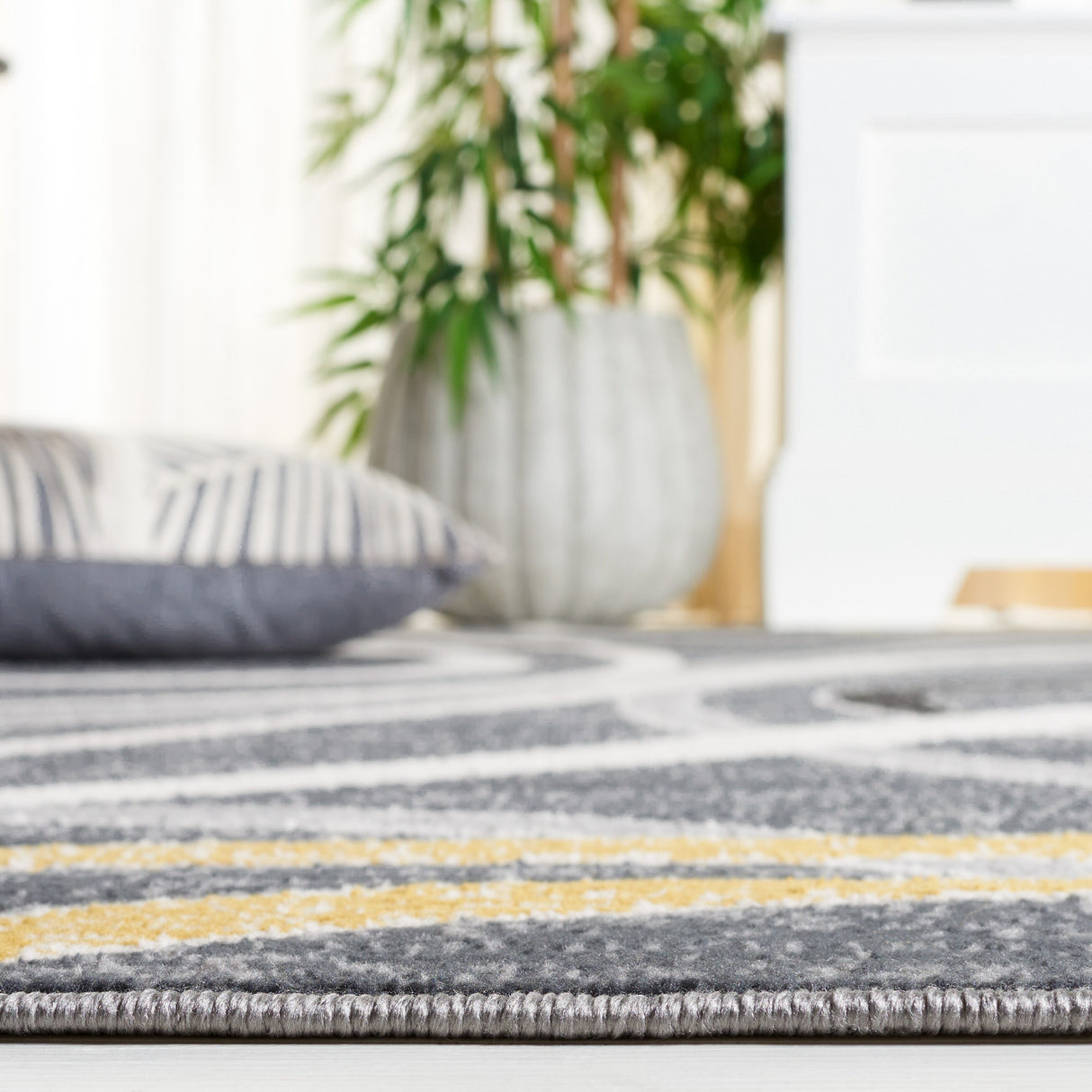 SAFAVIEH Odyssey Thekla Mid-Century Modern Rug