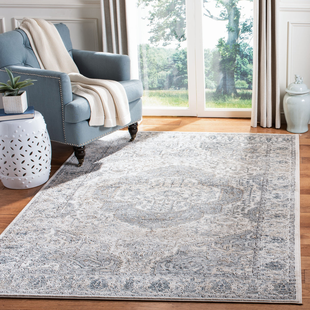 SAFAVIEH Oregon Emmy Traditional Oriental Rug