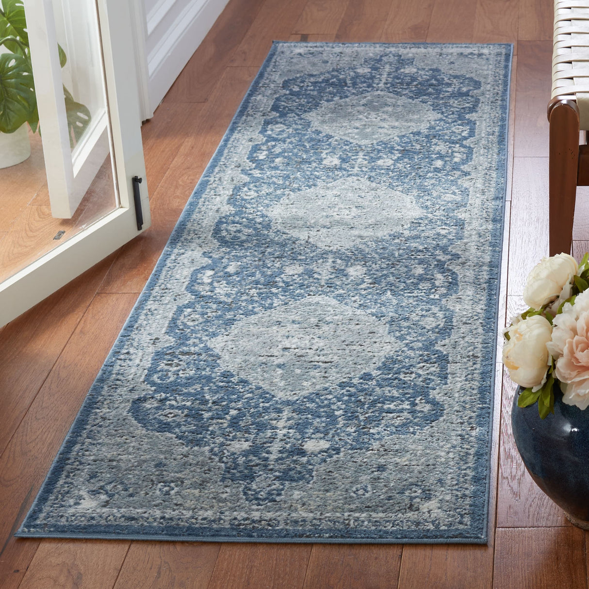 SAFAVIEH Oregon Traditional Oriental Navy/Ivory Rug