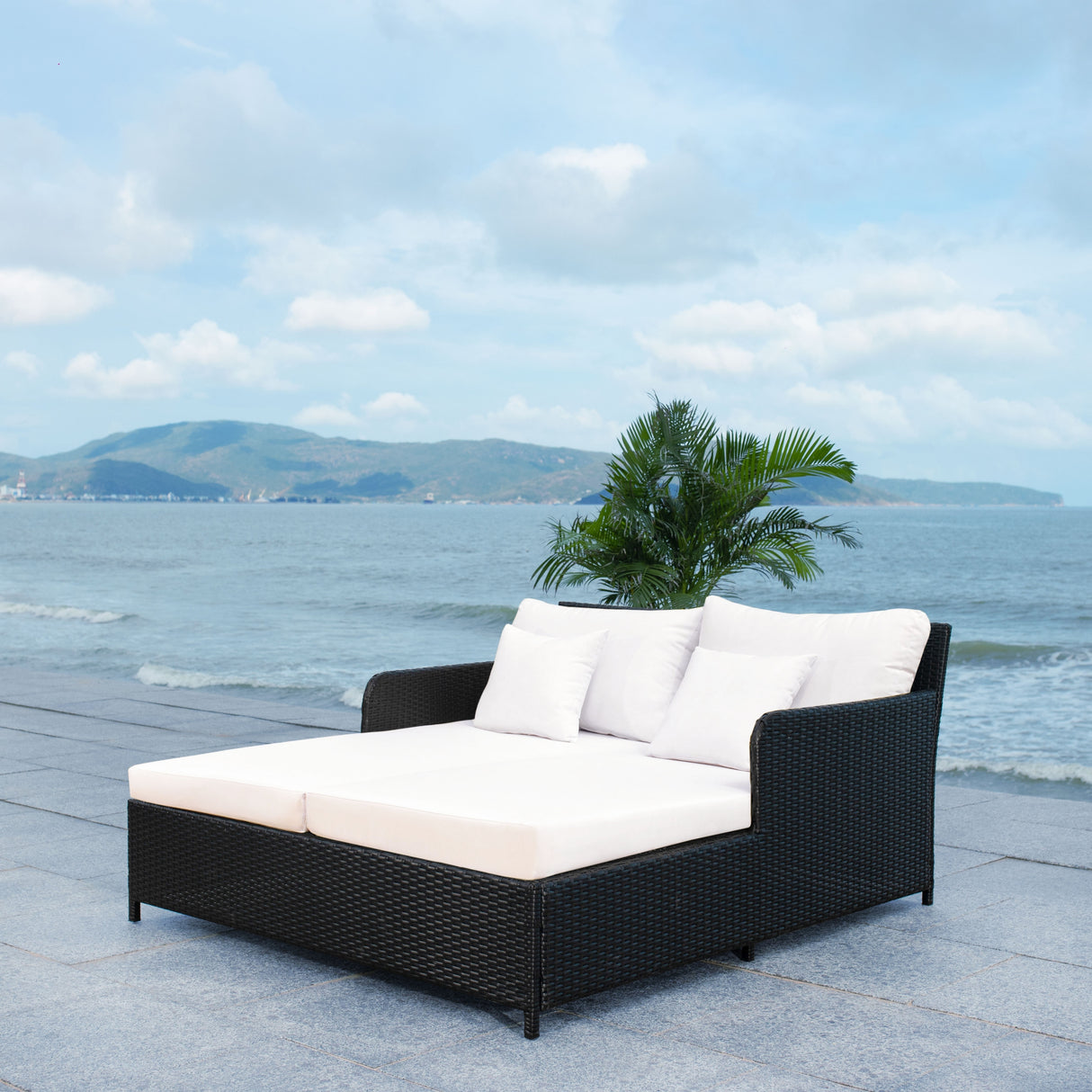 SAFAVIEH Outdoor Taniyah Wicker Daybed with Pillow & Cushions - 53W x 28D x 62H