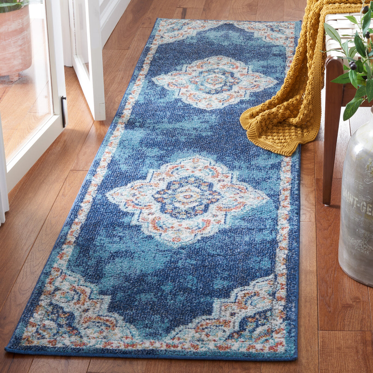 SAFAVIEH Phoenix Rosemary Medallion Distressed Rug