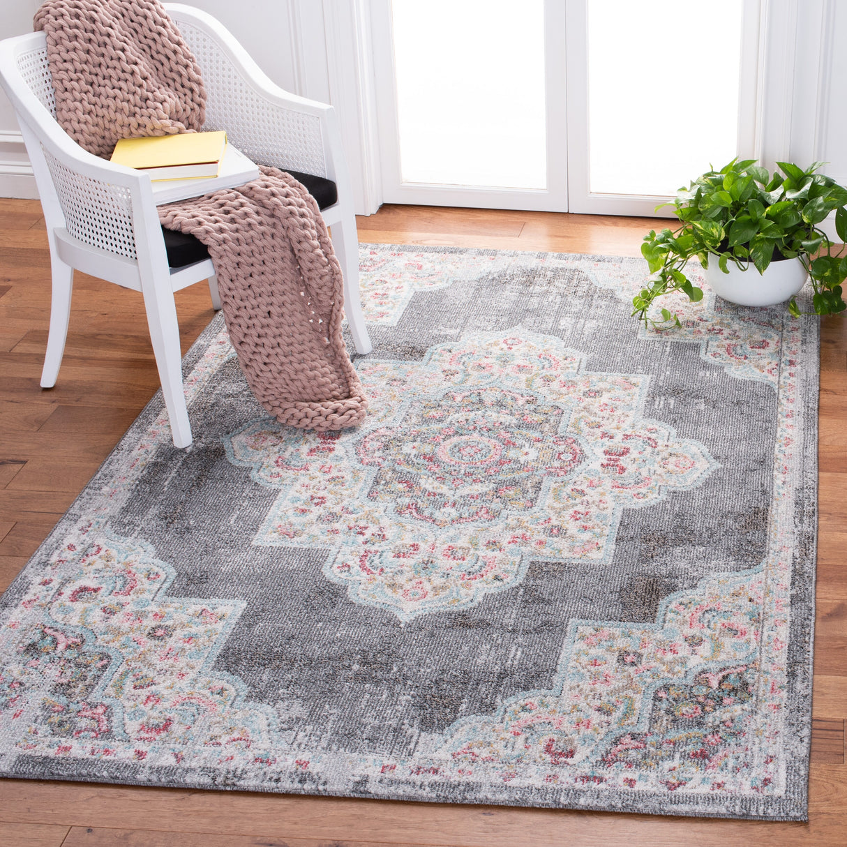 SAFAVIEH Phoenix Rosemary Medallion Distressed Rug