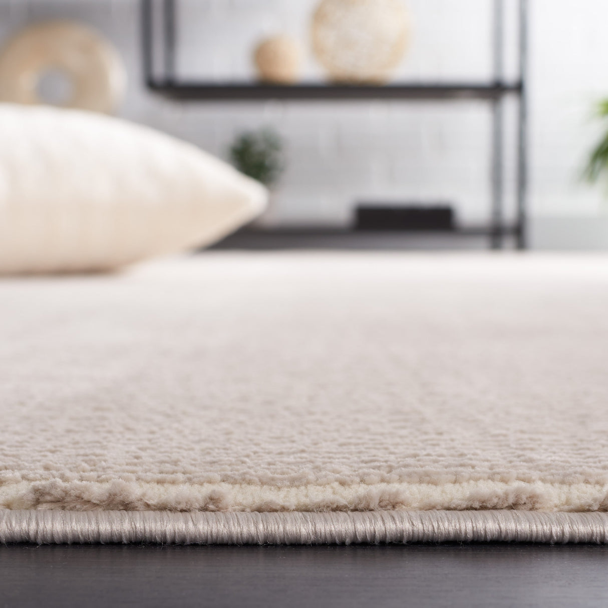 SAFAVIEH Revive Avie Solid Rug