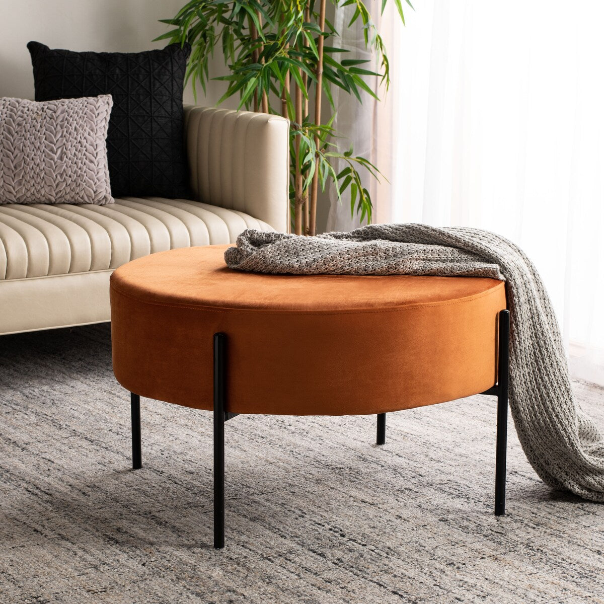 SAFAVIEH Shianne Round Velvet Cocktail Ottoman