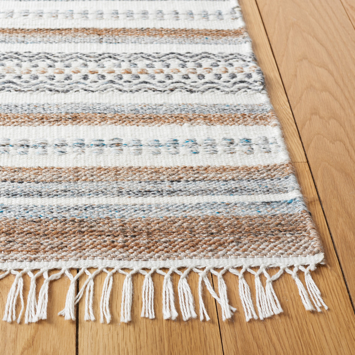 SAFAVIEH Striped Kilim Margitte Boho Fringe Rug