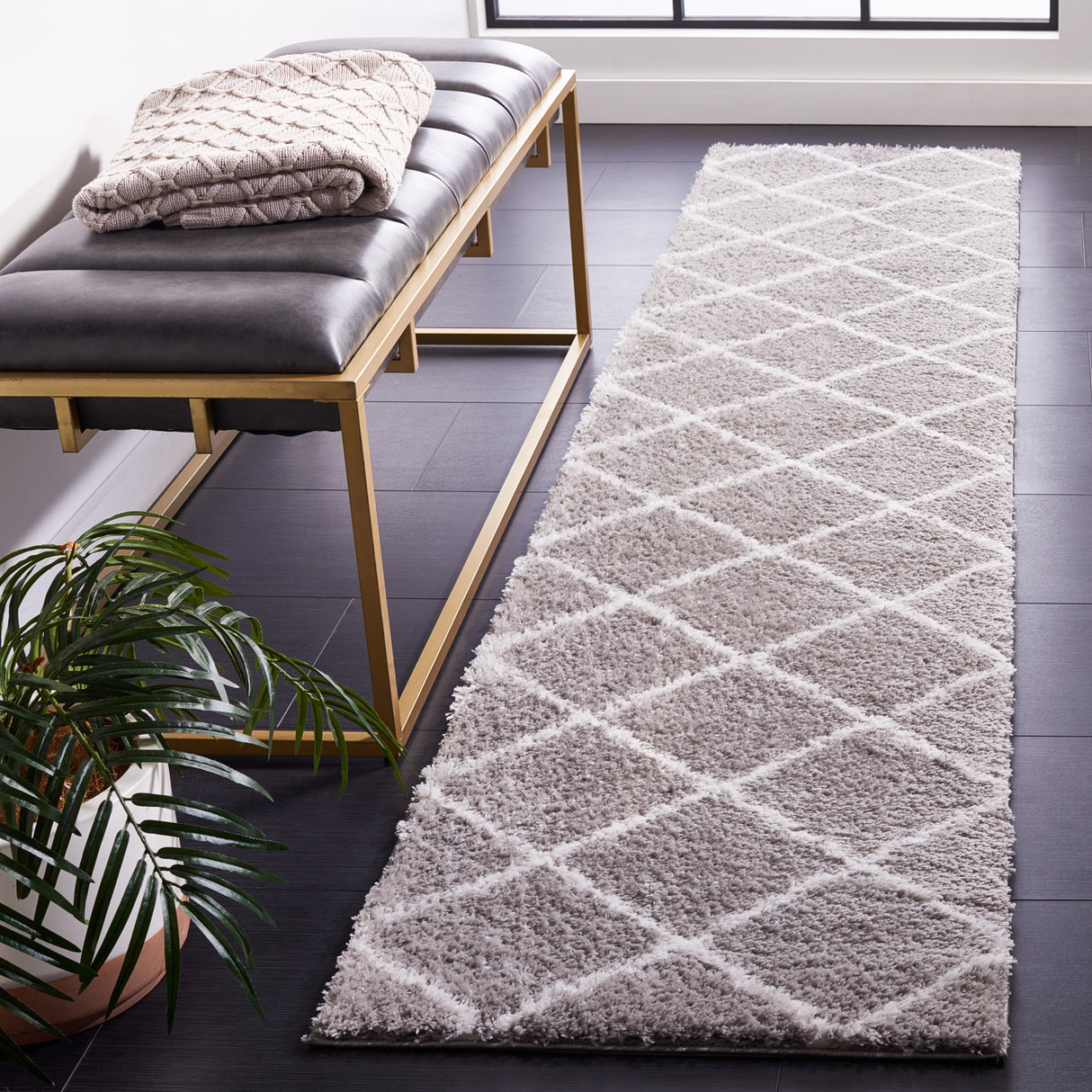 SAFAVIEH Tahoe Shag Emilia Trellis 1.2-inch Thick Rug