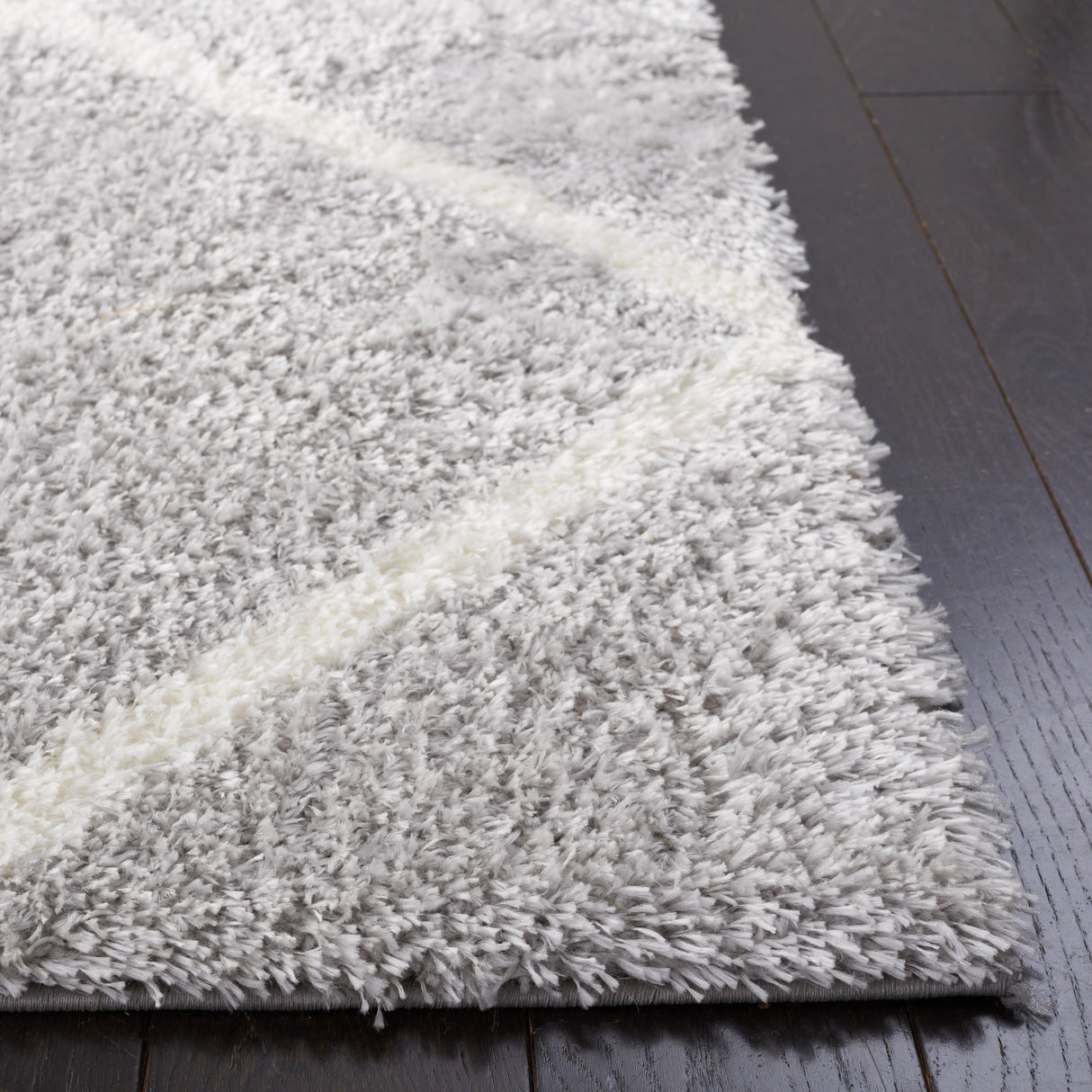 SAFAVIEH Tahoe Shag Emilia Trellis 1.2-inch Thick Rug