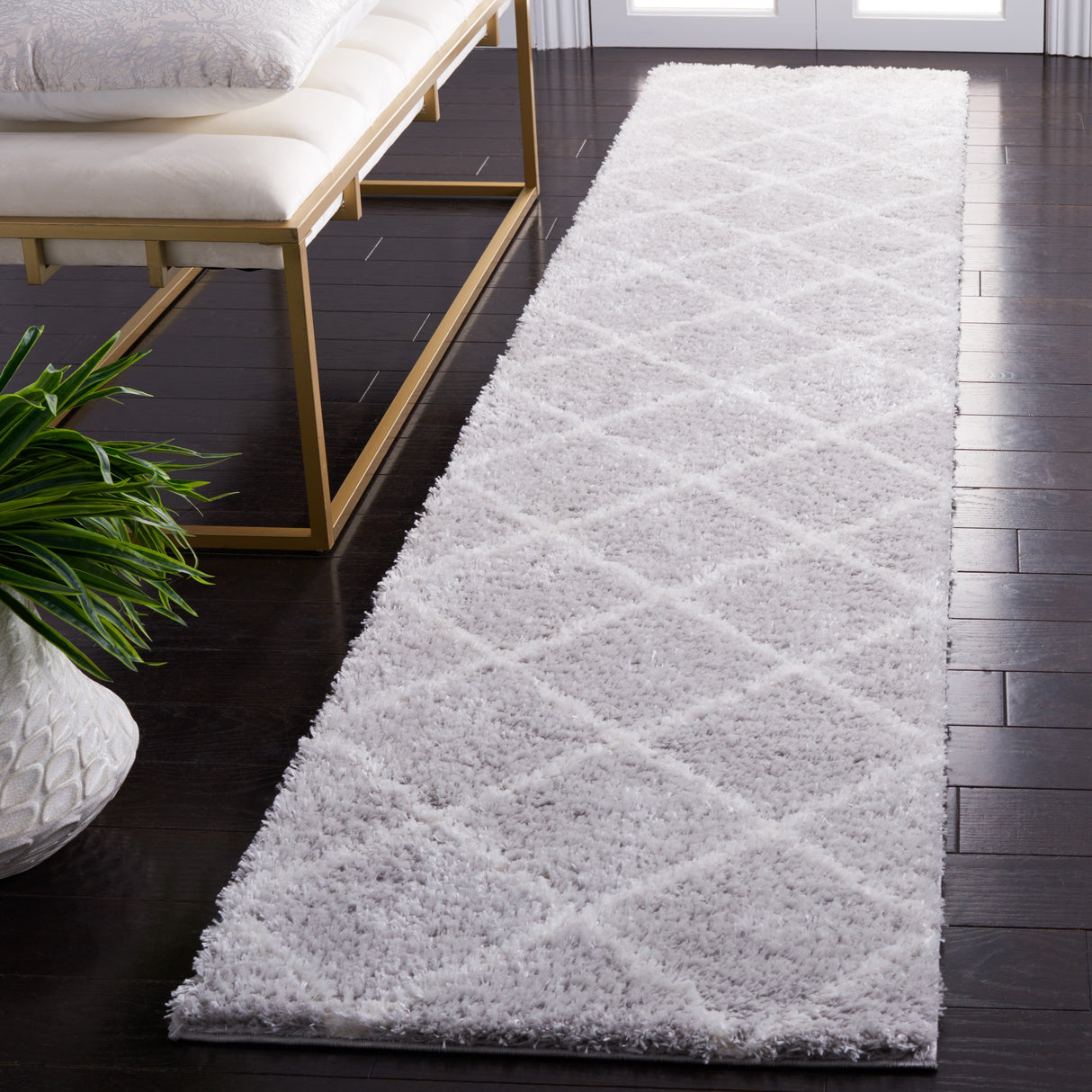 SAFAVIEH Tahoe Shag Emilia Trellis 1.2-inch Thick Rug