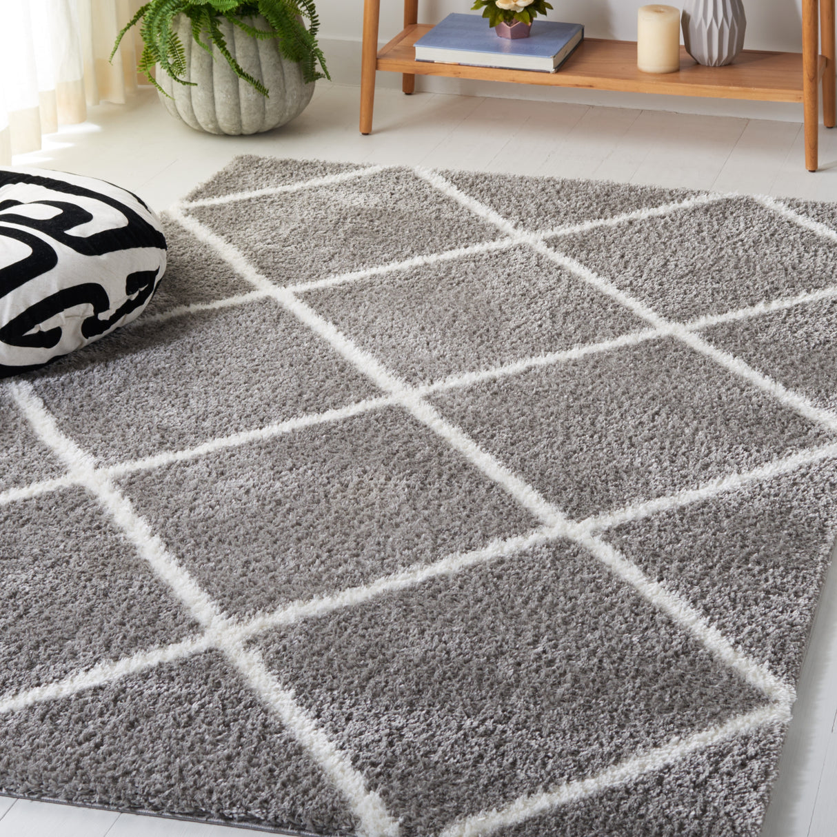 SAFAVIEH Tahoe Shag Emilia Trellis 1.2-inch Thick Rug