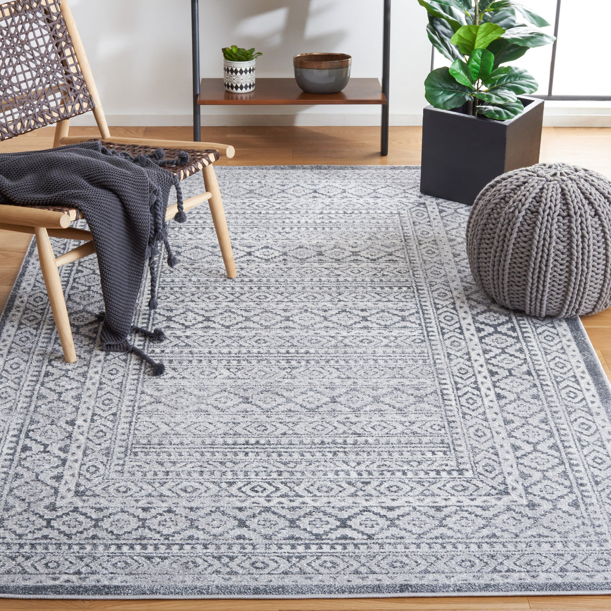 SAFAVIEH Toscana Amber Geometric Rug