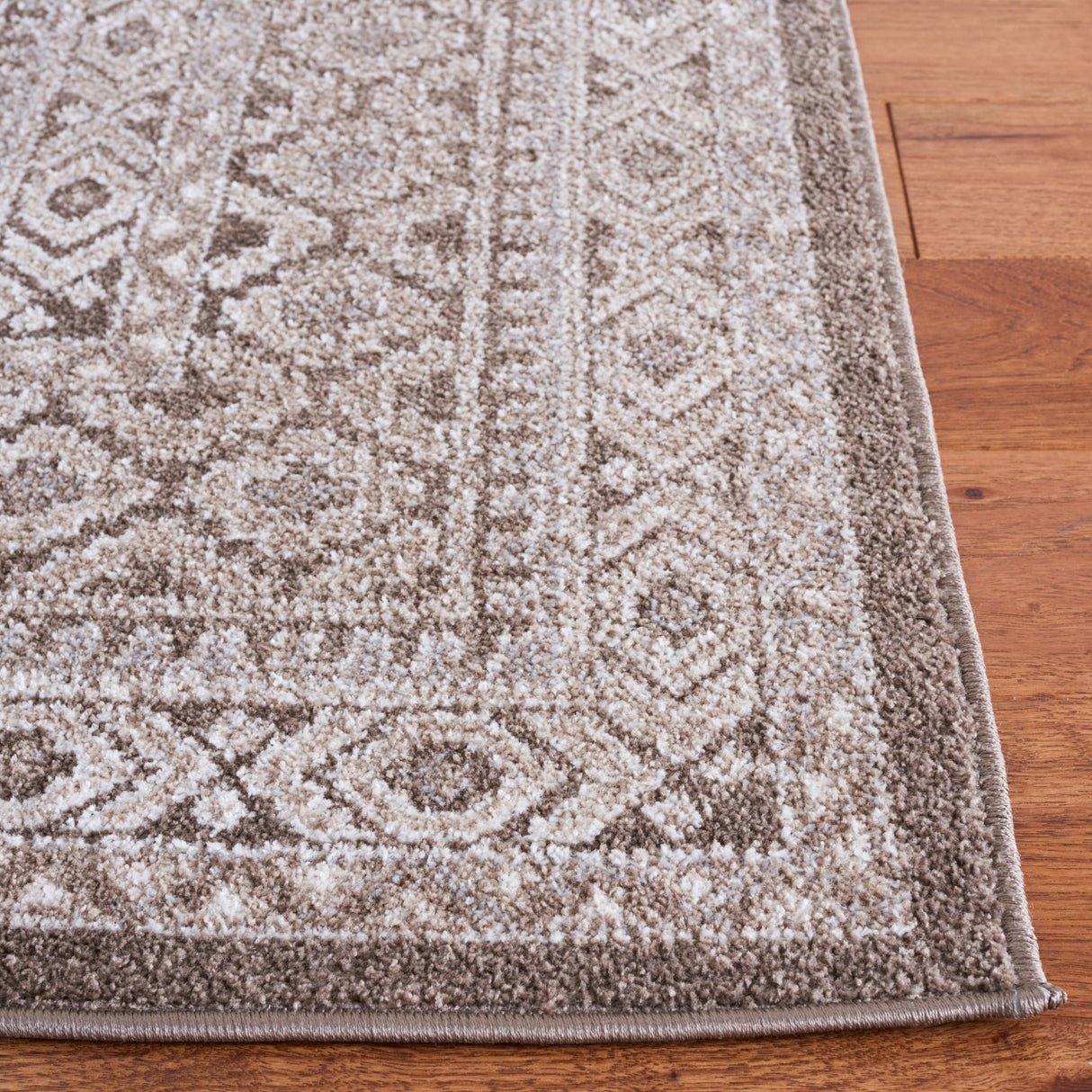 SAFAVIEH Toscana Amber Geometric Rug