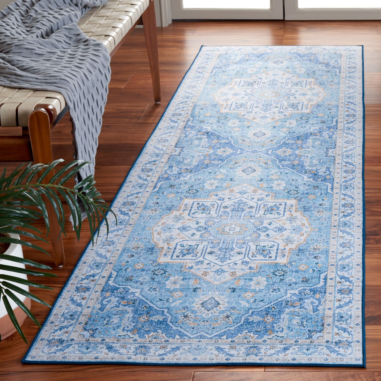 SAFAVIEH Tucson Ethna Transitional Machine Washable Rug.