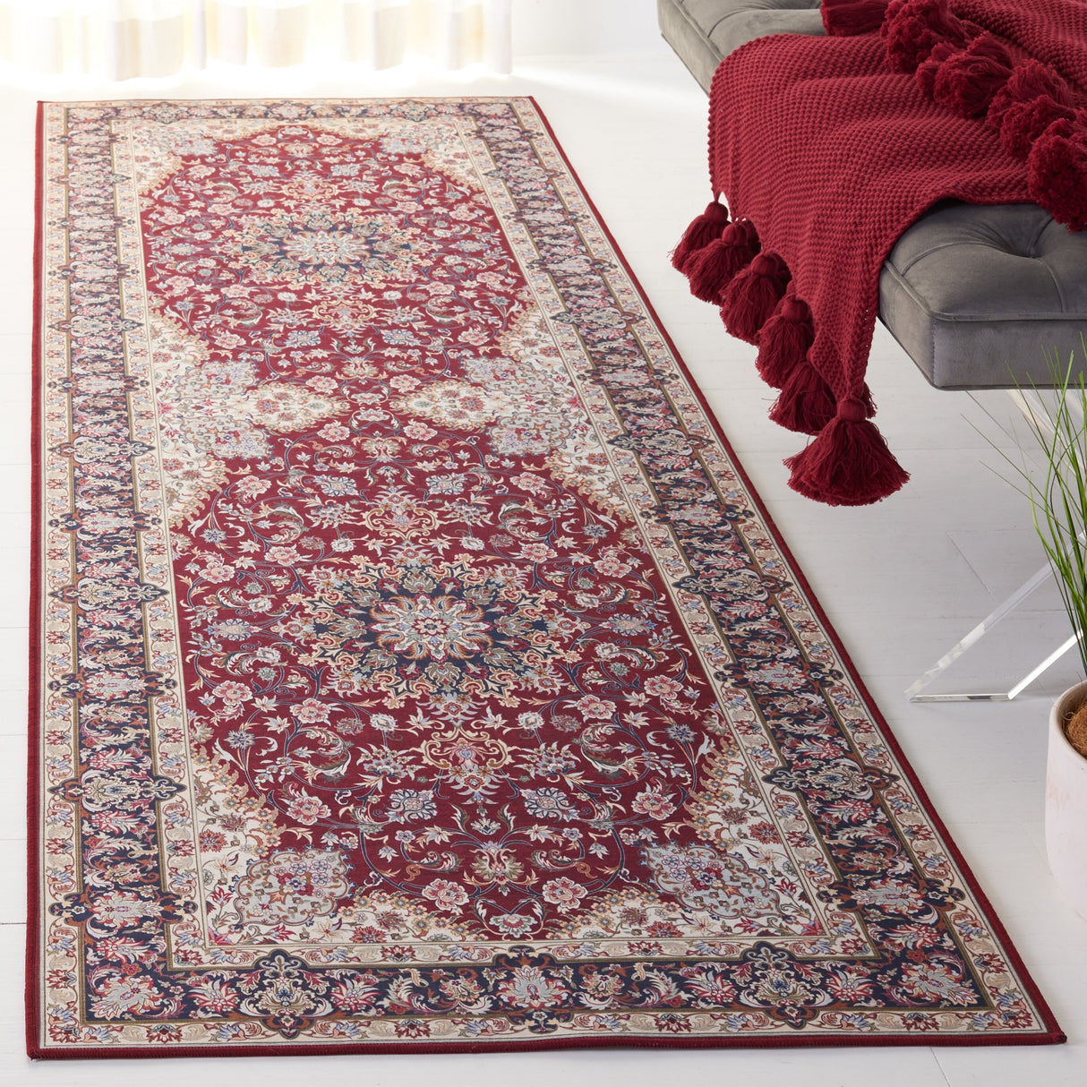 SAFAVIEH Tucson Machine Washable Slip Resistant Aline Traditional Rug