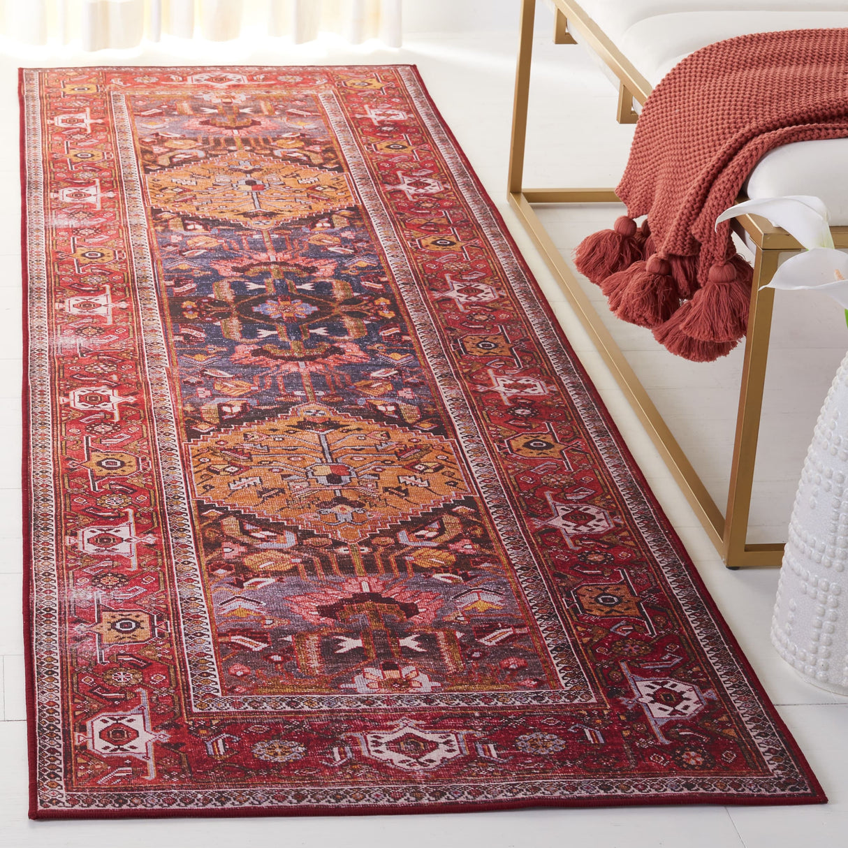 SAFAVIEH Tucson Machine Washable Slip Resistant Armenuhi Traditional Rug