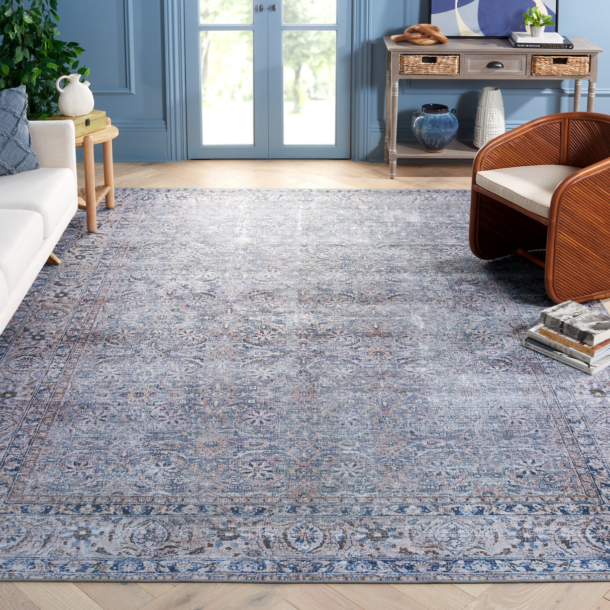 SAFAVIEH Tucson Machine Washable Slip Resistant Daisey Traditional Rug