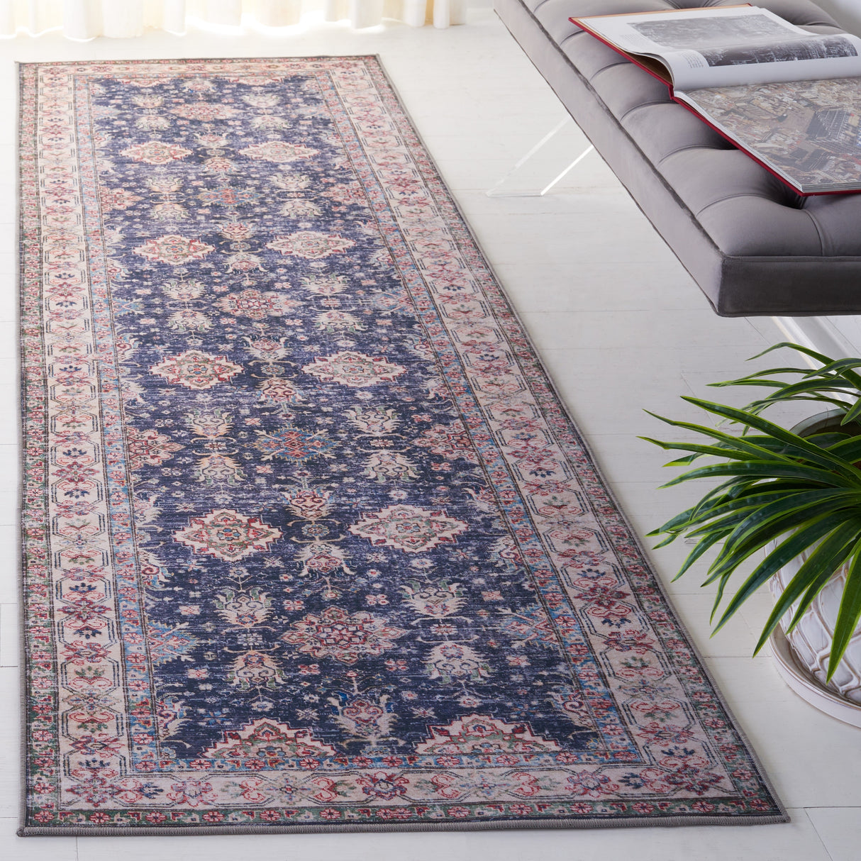 SAFAVIEH Tucson Machine Washable Slip Resistant Fraida Oriental Rug