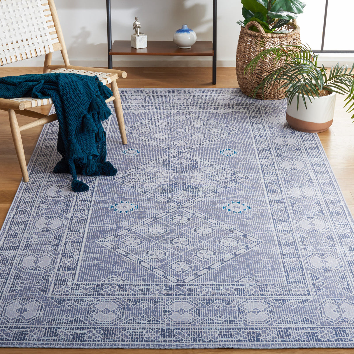 SAFAVIEH Tucson Machine Washable Slip Resistant Lotta Traditional Rug