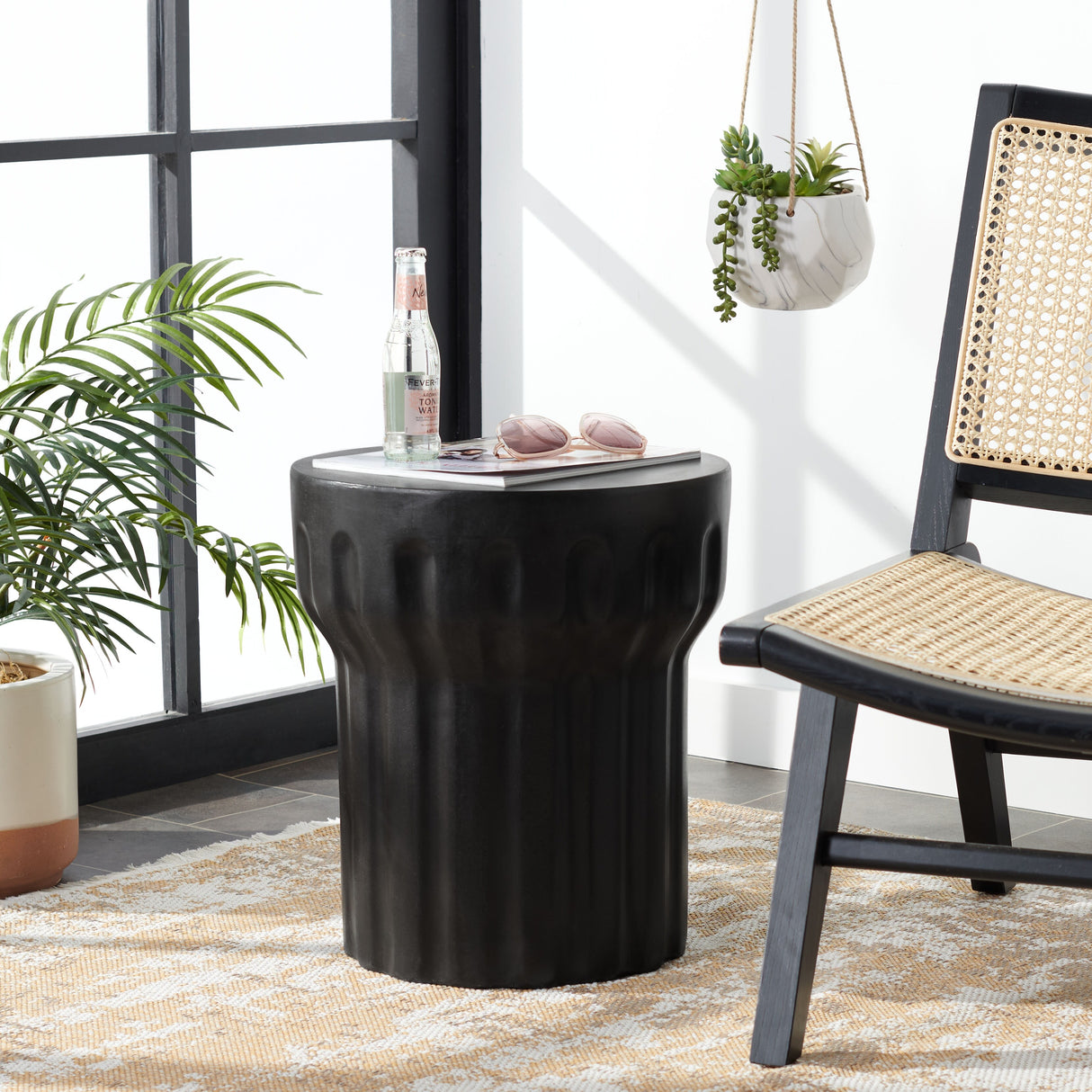 SAFAVIEH Ulya Indoor/ Outdoor Modern Black Concrete Round Accent Table - 15.7" W x 15.7" L x 17.7" H - 16Wx16Dx18H