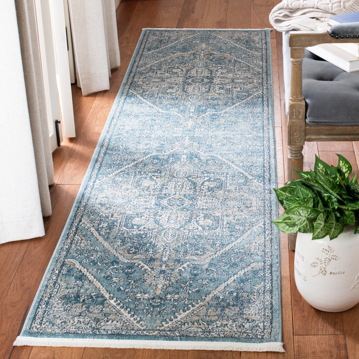 SAFAVIEH Victoria Dolly Traditional Oriental Rug