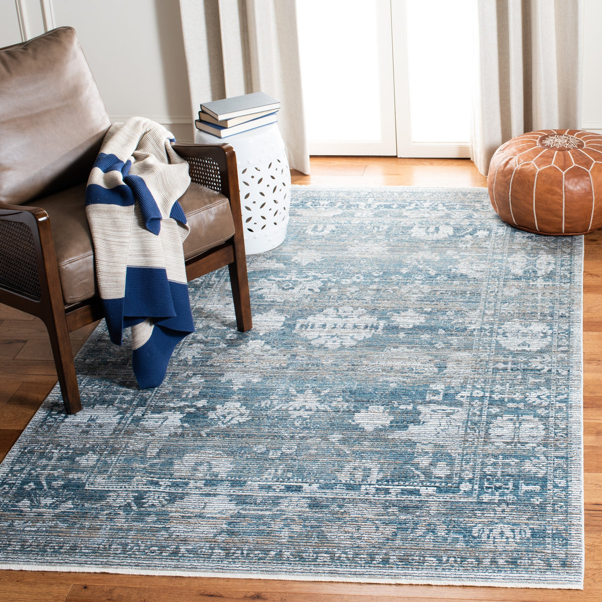 SAFAVIEH Victoria Kathrine Traditional Rug