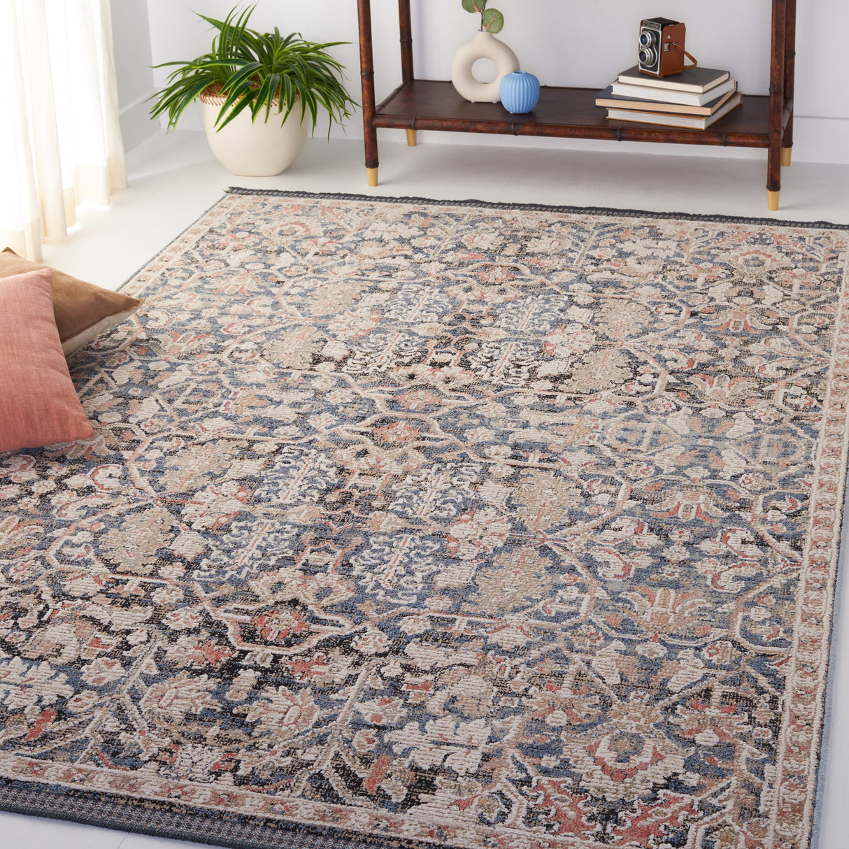 SAFAVIEH Vivaldi Arife Oriental Rug