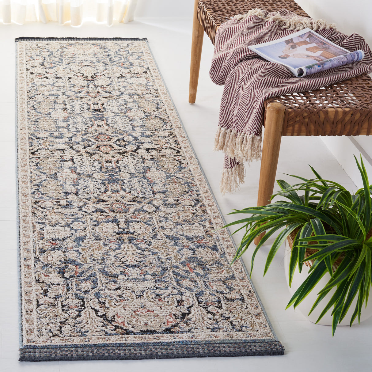 SAFAVIEH Vivaldi Arife Oriental Rug