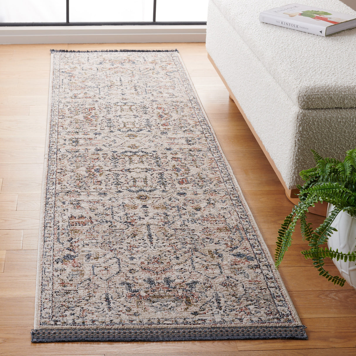 SAFAVIEH Vivaldi Arife Oriental Rug