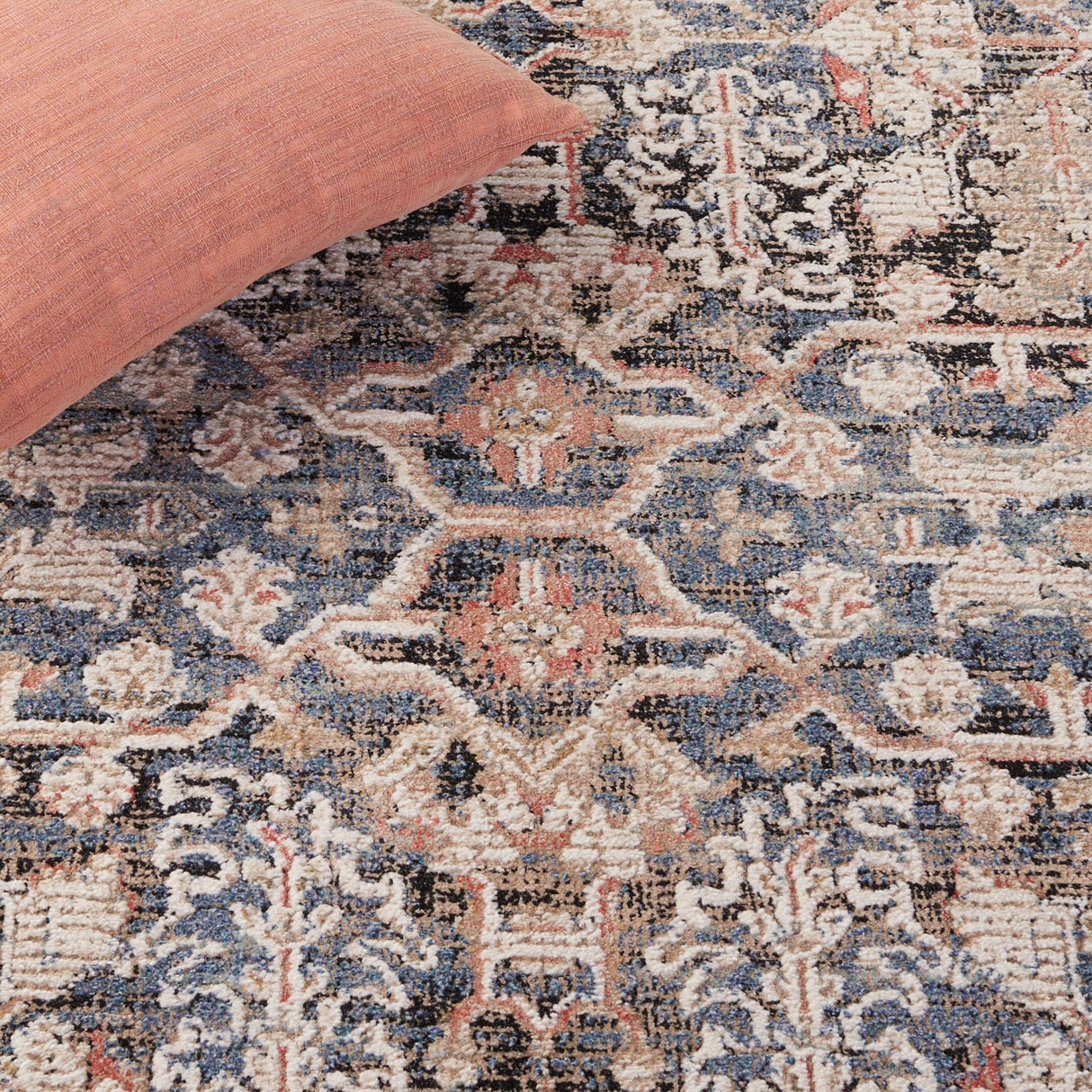 SAFAVIEH Vivaldi Arife Oriental Rug