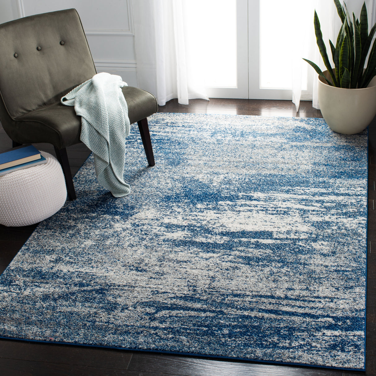 SAFAVIEH, Evoke Yukako Modern Abstract Distressed Rug