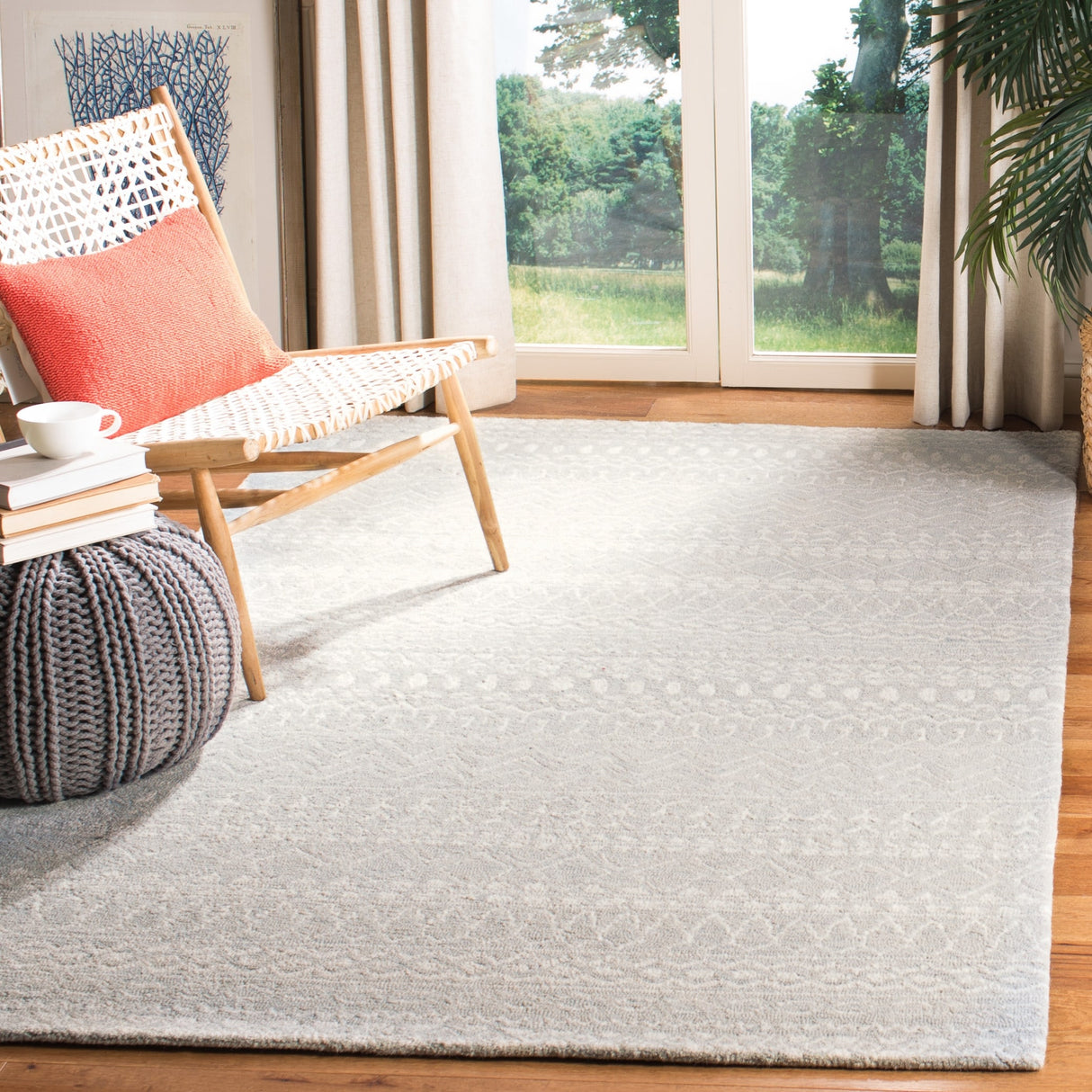 SAFAVIEH, Handmade Micro-Loop Fedosia Wool Rug